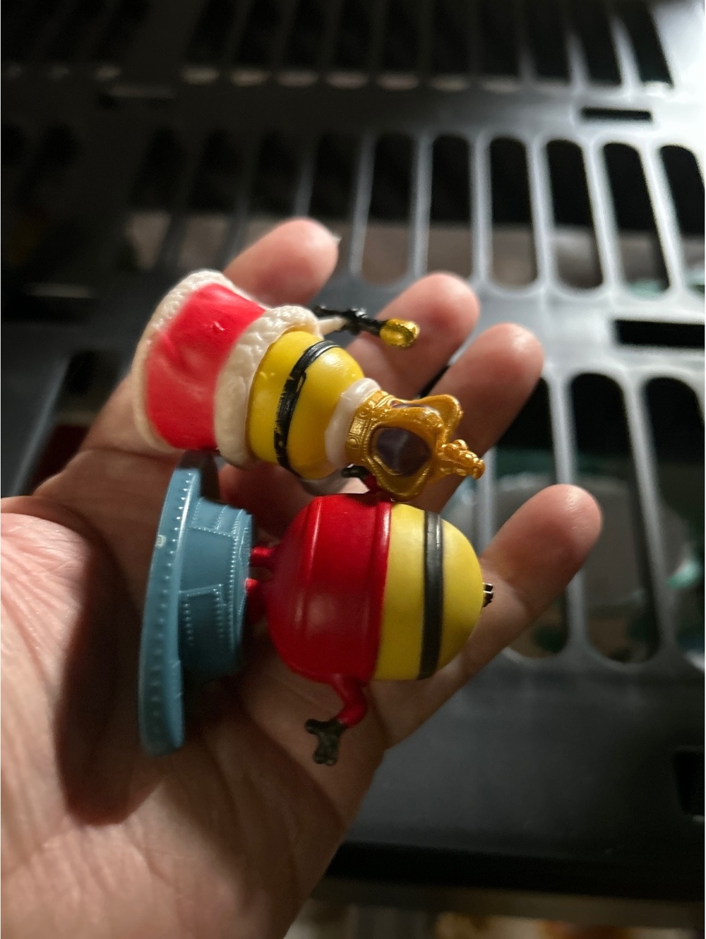 Minions Figure Set - King and Red Outfit Characters - Picture 2 of 2